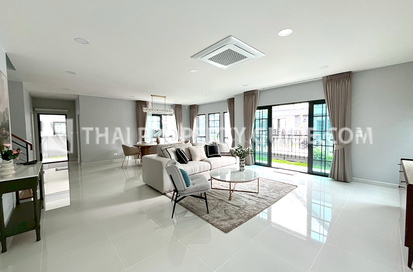 House with Shared Pool in Bangnatrad 